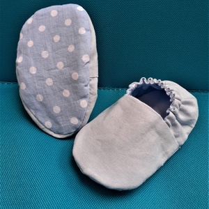Nyári textil babacipő, kocsicipő, mintás bébicipő, 2 oldalas világoskék pöttyös babacipő - ruha & divat - babaruha & gyerekruha - babacipő - Meska.hu