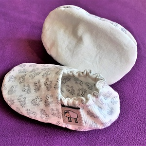 Nyári textil babacipő, fehér bocimintás kocsicipő, mintás bébicipő, 2 oldalas babacipő - Meska.hu