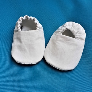 Nyári textil babacipő, fehér bocimintás kocsicipő, mintás bébicipő, 2 oldalas babacipő - ruha & divat - babaruha & gyerekruha - babacipő - Meska.hu