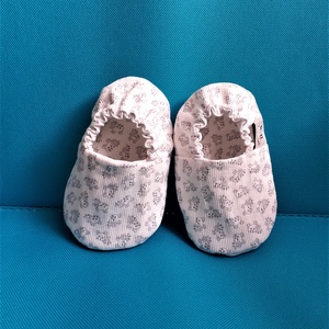 Nyári textil babacipő, fehér bocimintás kocsicipő, mintás bébicipő, 2 oldalas babacipő - ruha & divat - babaruha & gyerekruha - babacipő - Meska.hu