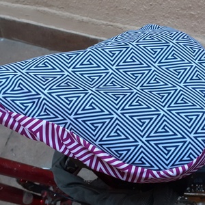 Vízhatlan nyeregvédő huzat, mintás biciklihuzat, textil nyeregvédő op-art mintával 2 változatban - Meska.hu