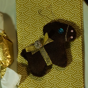 Arany-barna karácsonyfadísz, csillogó filc rénszarvasok, felakasztható textil dekoráció, filc karácsonyfadísz, Karácsony, Karácsonyi lakásdekoráció, Karácsonyfadíszek, Gyöngyfűzés, gyöngyhímzés, Varrás, MESKA