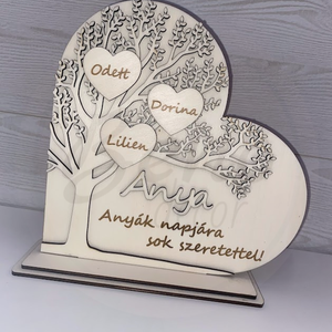 Személyre szabható családfa szívállvány dekoráció, Otthon & Életmód, Dekoráció, Asztal és polc dekoráció, Asztaldísz, Gravírozás, pirográfia, MESKA