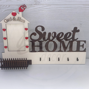 Személyre szabható Sweet Home fali kulcstartó - fényképtartóval és névvel gravírozva - otthon & életmód - dekoráció - fali és függő dekoráció - fali kulcstartó - Meska.hu