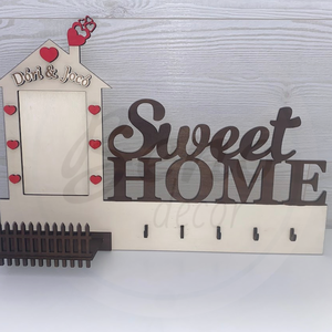 Személyre szabható Sweet Home fali kulcstartó - fényképtartóval és névvel gravírozva - otthon & életmód - dekoráció - fali és függő dekoráció - fali kulcstartó - Meska.hu