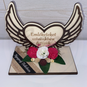 Kegyeleti szív szárnyakkal  Emléketeket szívünkben őrizzük (piros és fehér virágokkal) - Meska.hu
