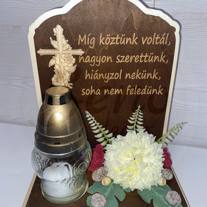 Kegyeleti fa tábla mécsessel  Míg köztünk voltál idézettel, fehér krizantémmal , Otthon & Életmód, Vallás, Temetkezési tárgy, Sírdísz, kegyeleti dísz, Gravírozás, pirográfia, MESKA