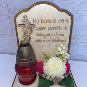 Kegyeleti fa tábla mécsessel  Míg köztünk voltál felirattal, fehér krizantémmal  - Meska.hu