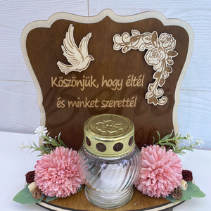 Kegyeleti fa dísz mécsessel  Köszönjük, hogy éltél és minket szerettél felirattal, rózsaszín krizantémmal, Otthon & Életmód, Vallás, Temetkezési tárgy, Sírdísz, kegyeleti dísz, Gravírozás, pirográfia, MESKA