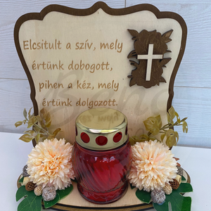 Kegyeleti fa dísz mécsessel  Elcsitult a szív, mely értünk dobogott felirattal, bézs krizantémmal, Otthon & Életmód, Vallás, Temetkezési tárgy, Sírdísz, kegyeleti dísz, Gravírozás, pirográfia, MESKA