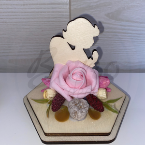 Kegyeleti fa angyalka dísz  rózsaszín rózsával, natúr fa talpon, Otthon & Életmód, Vallás, Temetkezési tárgy, Sírdísz, kegyeleti dísz, Gravírozás, pirográfia, MESKA