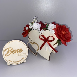 Szív alakú fa virágdoboz művirágokkal � romantikus dekoráció - Meska.hu