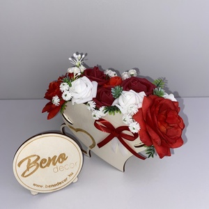 Szív alakú fa virágdoboz művirágokkal � romantikus dekoráció - otthon & életmód - dekoráció - asztal és polc dekoráció - asztaldísz - Meska.hu