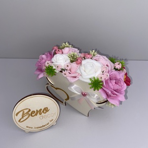 Szív alakú fa virágtartó rózsaszín�fehér virágdísszel - otthon & életmód - dekoráció - asztal és polc dekoráció - asztaldísz - Meska.hu