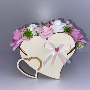 Szív alakú fa virágtartó rózsaszín�fehér virágdísszel - otthon & életmód - dekoráció - asztal és polc dekoráció - asztaldísz - Meska.hu