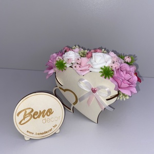 Szív alakú fa virágtartó rózsaszín�fehér virágdísszel - Meska.hu