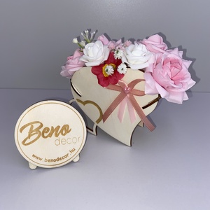 Szív alakú fa virágdoboz rózsaszín virágokkal - Meska.hu