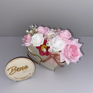 Szív alakú fa virágdoboz rózsaszín virágokkal - otthon & életmód - dekoráció - asztal és polc dekoráció - asztaldísz - Meska.hu