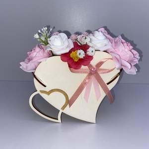 Szív alakú fa virágdoboz rózsaszín virágokkal - otthon & életmód - dekoráció - asztal és polc dekoráció - asztaldísz - Meska.hu