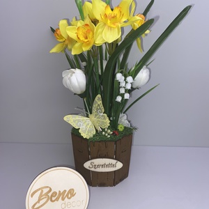 Fa kaspós sárga nárcisz pillangóval � egyedi felirattal - Meska.hu