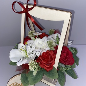 Virágkosár piros és fehér rózsákkal - otthon & életmód - virágdekoráció - virágdíszek - asztali virágdísz - Meska.hu