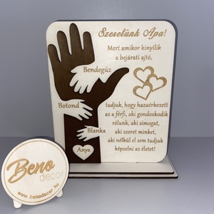Egyedi, névre szóló fa emléktábla kéznyomos mintával - Meska.hu
