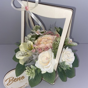 Virágkosár krémszínű rózsákkal - otthon & életmód - virágdekoráció - virágdíszek - asztali virágdísz - Meska.hu