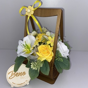 Virágkosár sárga rózsákkal, Otthon & Életmód, Virágdekoráció, Virágdíszek, Asztali virágdísz, Gravírozás, pirográfia, Ez az elegáns, fa alapú díszkosár romantikus hangulatot varázsol bármely otthonba. A lézervágott fa..., MESKA