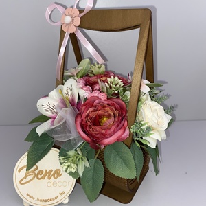 Virágkosár rózsaszín rózsákkal, Otthon & Életmód, Virágdekoráció, Virágdíszek, Asztali virágdísz, Gravírozás, pirográfia, Ez az elegáns, fa alapú díszkosár romantikus hangulatot varázsol bármely otthonba. A lézervágott fa..., MESKA