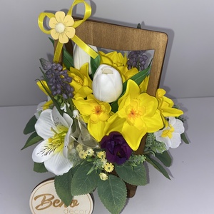 Virágkosár sárga, fehér és lila virágokkal - otthon & életmód - virágdekoráció - virágdíszek - asztali virágdísz - Meska.hu