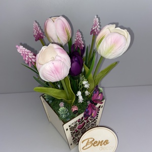 Tavaszi rózsaszín tulipános asztaldísz pillangóval - otthon & életmód - virágdekoráció - virágdíszek - virágdísz kaspóban - Meska.hu