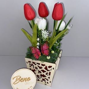 Tavaszi tulipános asztaldísz pillangóval, Otthon & Életmód, Virágdekoráció, Virágdíszek, Virágdísz kaspóban, Gravírozás, pirográfia, MESKA