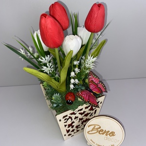 Tavaszi tulipános asztaldísz pillangóval - otthon & életmód - virágdekoráció - virágdíszek - virágdísz kaspóban - Meska.hu