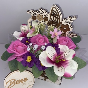 Virágos ajándékdoboz pillangóval - otthon & életmód - virágdekoráció - virágdíszek - virágdísz kaspóban - Meska.hu