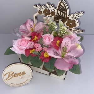 Virágos ajándékdoboz - rózsaszín virágokkal - otthon & életmód - virágdekoráció - virágdíszek - virágdísz kaspóban - Meska.hu