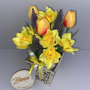 Tavaszi tulipános és nárciszos asztaldísz - otthon & életmód - virágdekoráció - virágdíszek - virágdísz kaspóban - Meska.hu