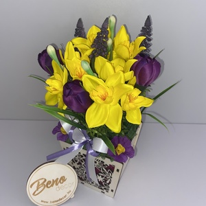 Tavaszi tulipános és nárciszos asztaldísz - otthon & életmód - virágdekoráció - virágdíszek - virágdísz kaspóban - Meska.hu