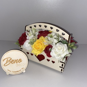 Virágkosár fa tartóban - Meska.hu