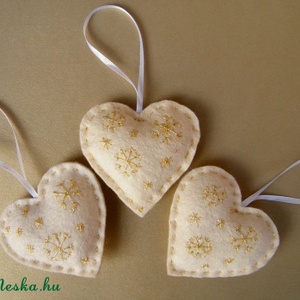 Arany színű fonállal hímzett fehér filc szívek -  - Meska.hu
