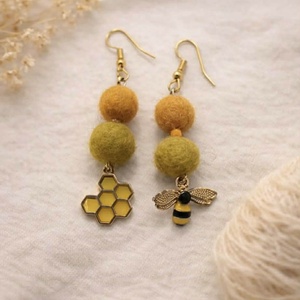  Méhecskés nemez fülbevaló, Ékszer, Fülbevaló, Lógó fülbevaló, Nemezelés, MESKA