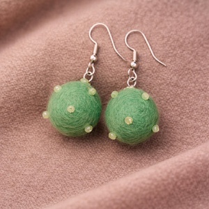 Zöld bolygó nemez fülbevaló, Ékszer, Fülbevaló, Lógó fülbevaló, Nemezelés, MESKA