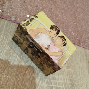Karácsonyi kislányos ékszerdoboz, Ékszer, Ékszertartó, Ékszerdoboz, Decoupage, transzfer és szalvétatechnika, MESKA