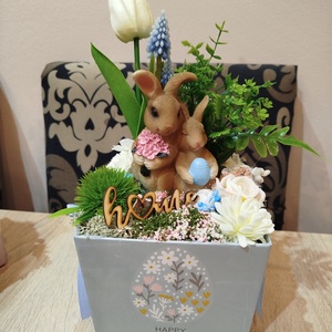 Nyuszis tavaszi asztaldísz - ünnepi díszek, dekorációk - húsvéti díszek és dekorációk - húsvéti virágos díszek - Meska.hu