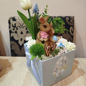 Nyuszis tavaszi asztaldísz - ünnepi díszek, dekorációk - húsvéti díszek és dekorációk - húsvéti virágos díszek - Meska.hu
