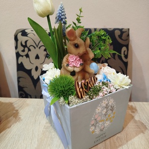 Nyuszis tavaszi asztaldísz - ünnepi díszek, dekorációk - húsvéti díszek és dekorációk - húsvéti virágos díszek - Meska.hu