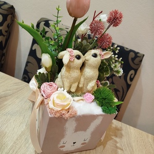 Szerelmes nyuszikák asztaldísz tavaszi box - ünnepi díszek, dekorációk - húsvéti díszek és dekorációk - húsvéti virágos díszek - Meska.hu