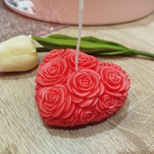 Gyönyörű rózsás szív alakú gyertya díszdobozban - kellékek & szerszámok - dekorációs kellékek - dekorációs gyertya - Meska.hu