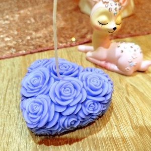 Lila rózsás szív alakú gyertya díszdobozban - Meska.hu