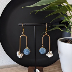 Fehér virágok akasztós fülbevaló - ékszer - fülbevaló - lógó fülbevaló - Meska.hu