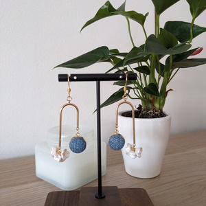 Fehér virágok akasztós fülbevaló - ékszer - fülbevaló - lógó fülbevaló - Meska.hu